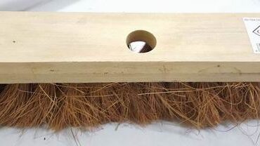 XD-1004 WOODEN BROOM HEAD W / BROWN COLOUR SOFT COC FIBER 30 X 5.5 CM , HOLE SIZE 2.2 CM , FIBER LENGTH 7 CM